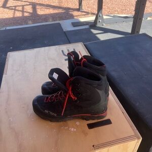 Arc'teryx Acrux LT boots men 8 and women 9